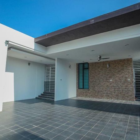 Seri Hillview Villa With Private Swimming Pool Kuala Terengganu Exterior photo